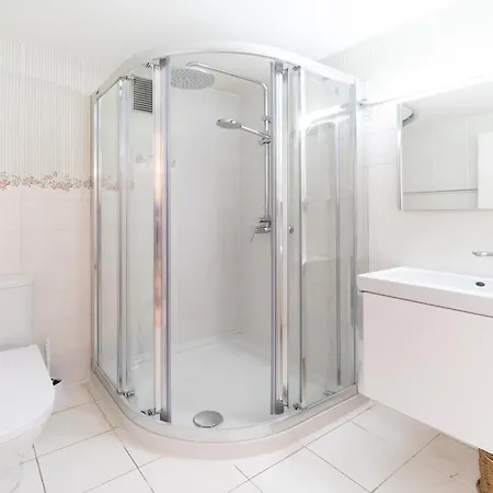 2 Bedroom Near The Apartment *